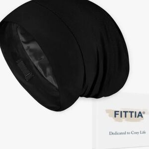 Fittia Black Cozy Beanie